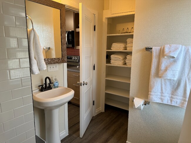 Building Photo - 206 W Myrtle St