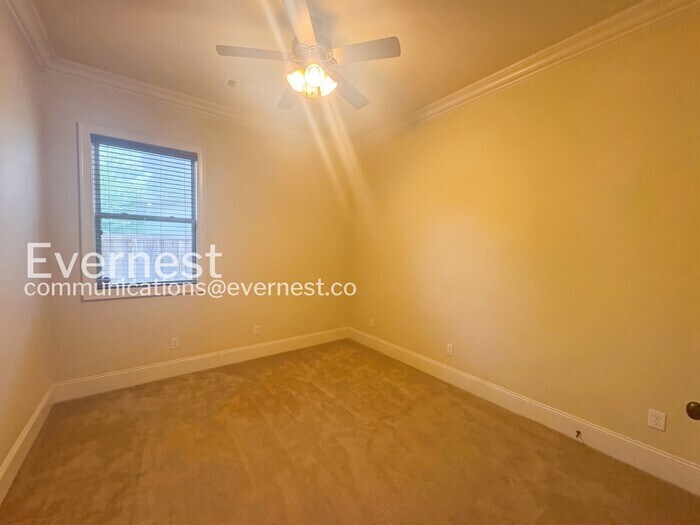 Building Photo - 11 Willow Cove