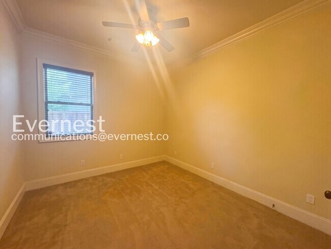 Building Photo - 3 Bed/2 Bath Home with Fenced Yard & Garage / Pet-Friendly / Available Now!