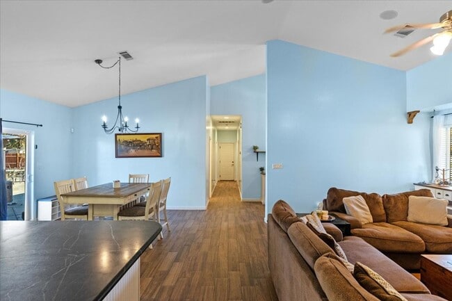 Building Photo - Stallion Springs Home!