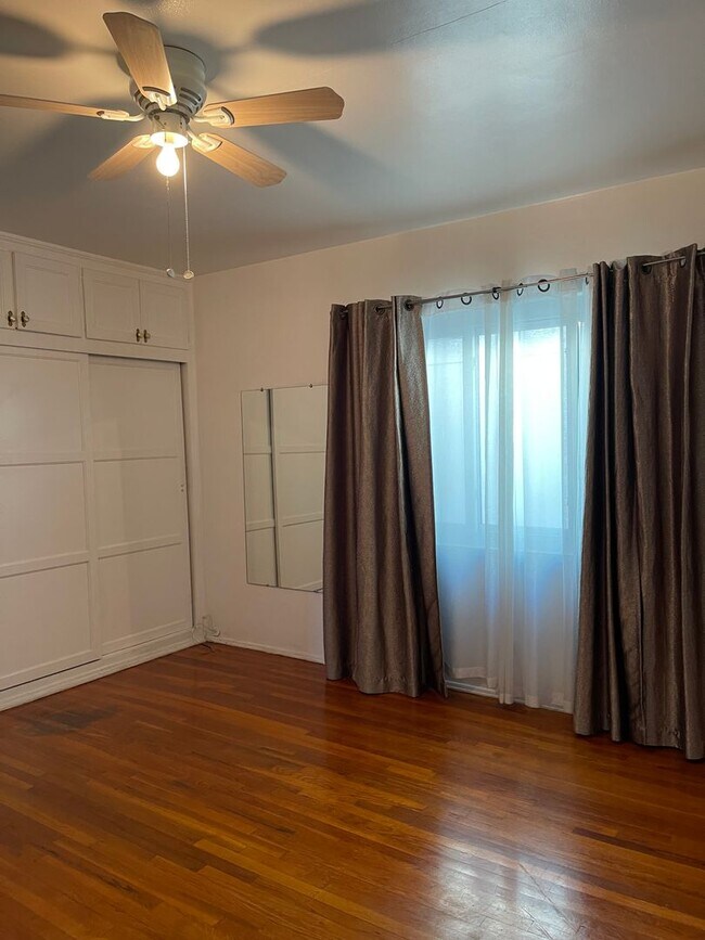 Building Photo - Large 1 Bedroom 1 Bath in Los Feliz!