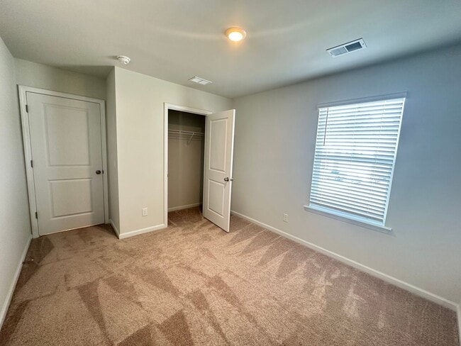 Building Photo - 4 Br/2.5 Bth in The Watergrass Community