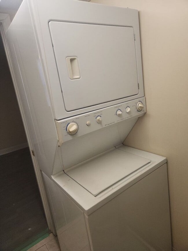 Building Photo - 1601 Broadway