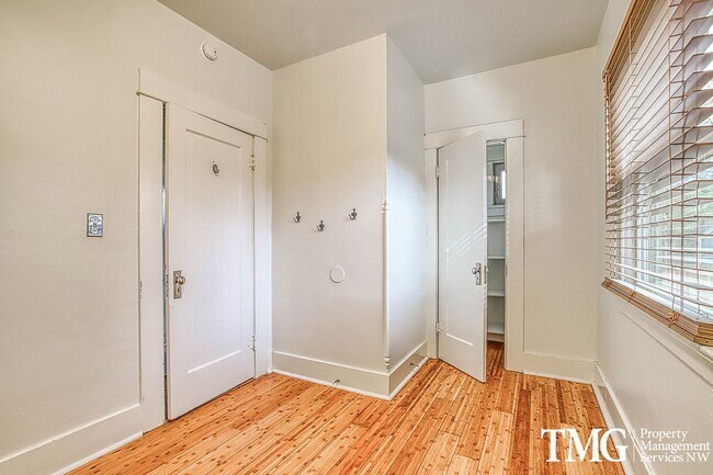 Building Photo - Stunning 4BD Craftsman in Excellent N Port...