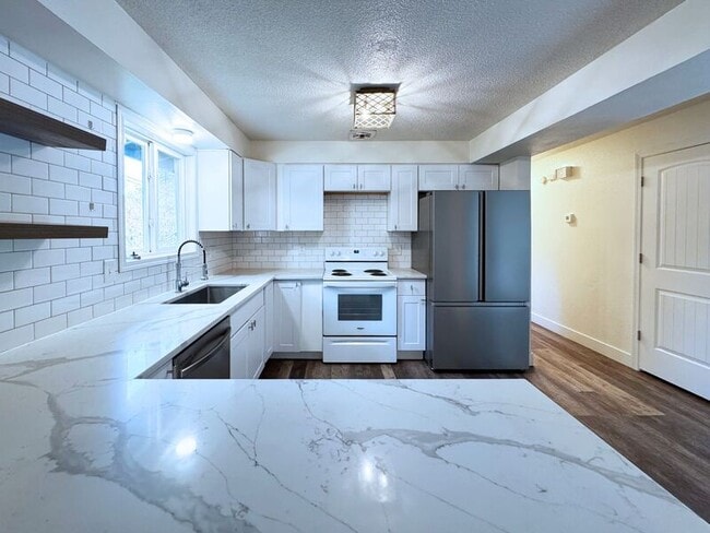 Building Photo - 725 Mimosa Ave