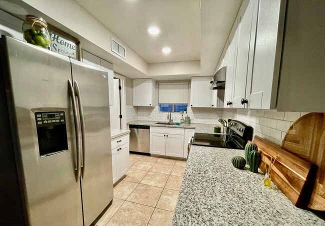 Building Photo - 2434 N Shade Tree Cir