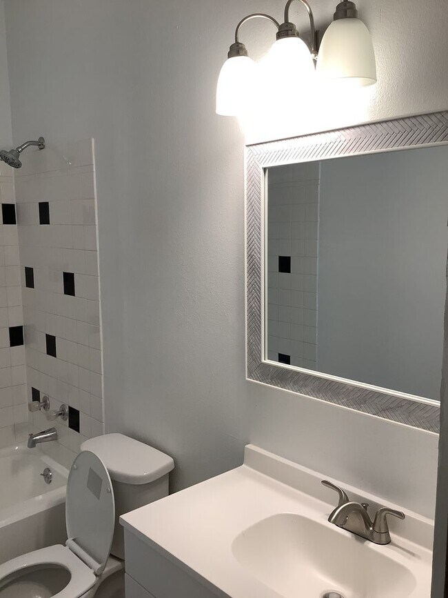 Building Photo - Spacious and bright 3-bedroom, 2-bathroom ...