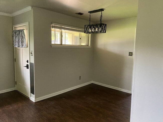 Building Photo - This is a 3 bedroom 1.5 bathroom home with...