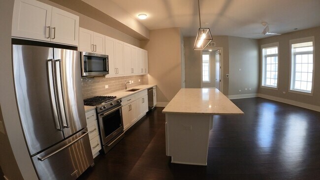 Building Photo - 2050 N Clark St