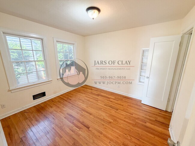 Building Photo - Spacious NE Salem Character Home | Pet Friendly | Central Heat