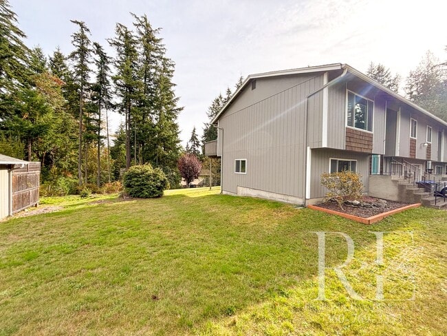 Building Photo - Charming 2-Story Duplex in Silverdale