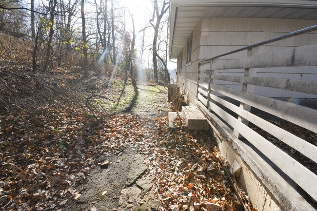 Building Photo - Character-Filled 3 Bedroom on Historic Pill Hill Available NOW!