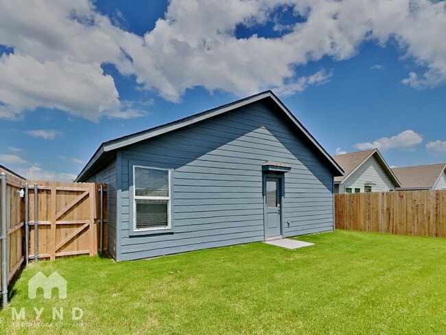 Building Photo - 217 Poplar Pl