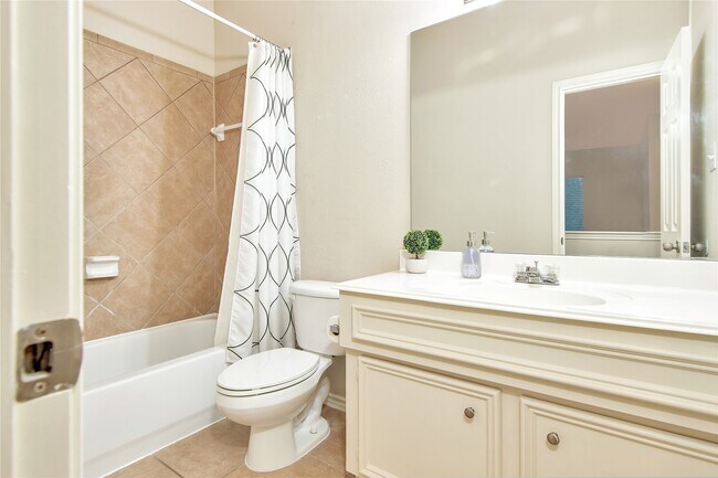Building Photo - 16518 Strathmore Manor Ln