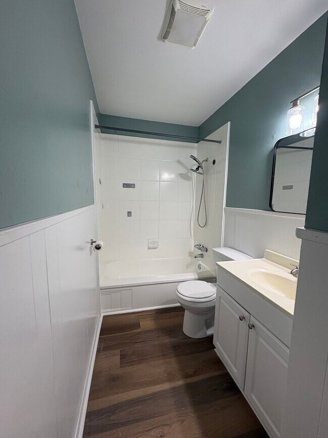 Building Photo - Amazing 3 Bed/1 Bath House FULLY remodeled with Central Air & Heat