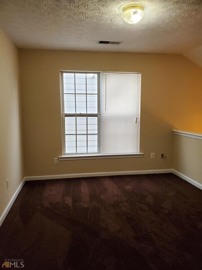 Building Photo - 9555 Lakeview Cir