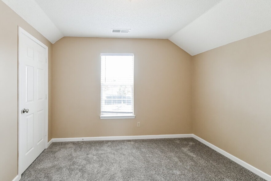 Building Photo - 5905 Kayla Dr