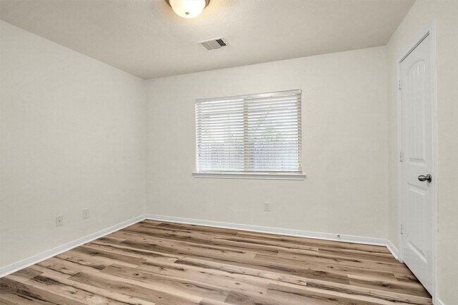 Building Photo - 12822 Lakeshore Dr