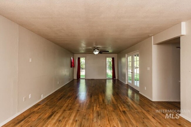 Building Photo - This 3 bedroom, 2 bath, home has lots of c...