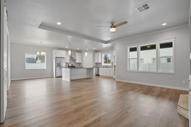 Building Photo - NEWER - BEAUTIFUL 3BD/2.5BA HOME + OFFICE or 4TH BEDROOM