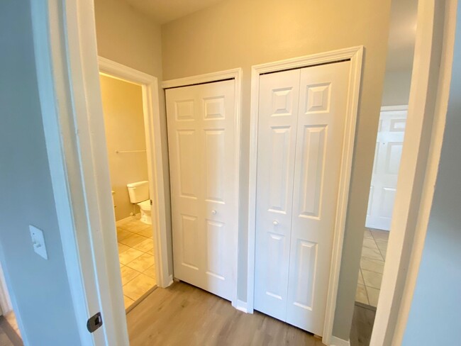 Building Photo - Beautiful 1/1 Condo in the Gated Community...