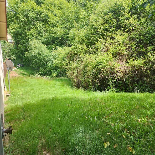 Building Photo - 3 Bedroom House Available in Quiet Astoria...