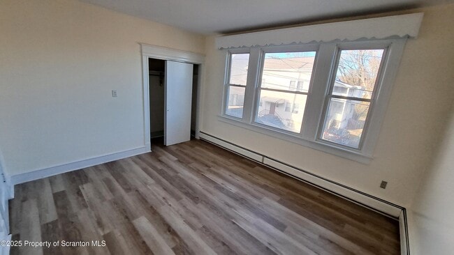 Building Photo - 907 W Linden St