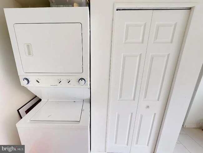 Building Photo - 415 E Flora St