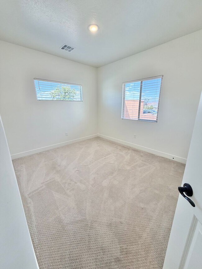 Building Photo - 1794 E Sunshine Trl