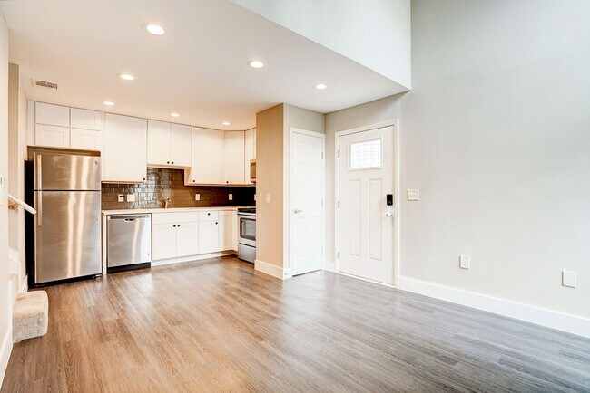 Building Photo - Stylish 2BD/2BA Two-Level Home with Firepl...
