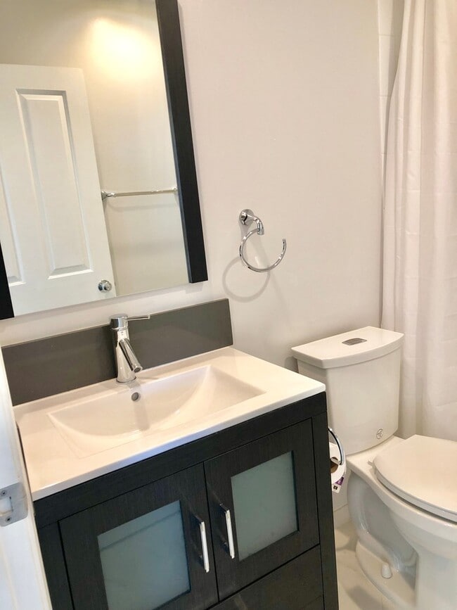 Building Photo - Lovely 3 bd/2.5 ba Townhome - Old Town Torrance!
