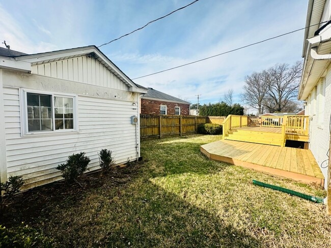 Building Photo - Spacious and stylish home in a prime Louisville location!-Ask about our Long-Term Leasing Specials!