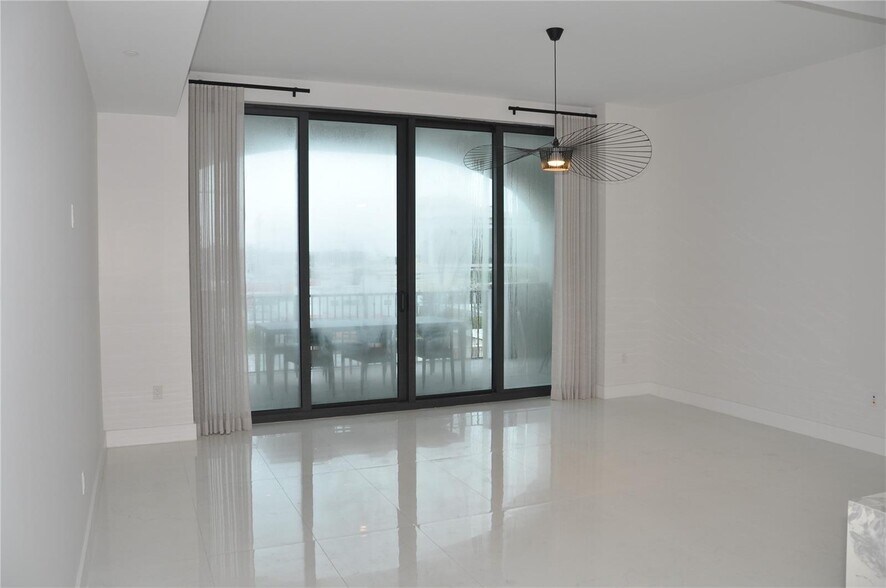 Building Photo - 275 Giralda Ave