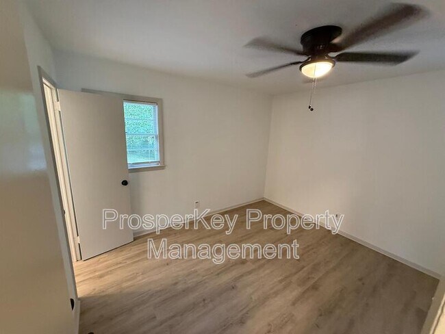Building Photo - 3676 Lindsey Dr