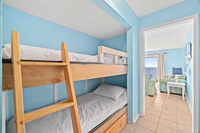 Building Photo - 8743 Thomas Dr