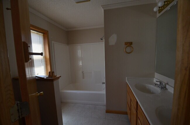 Building Photo - On Bus Route! 2bed/2.5 Bath, Sunny Town House! Fresh paint!