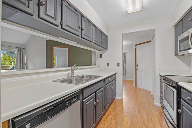 Building Photo - Spacious 3BR/3BA Condo w/ Loft & Vaulted Ceilings!