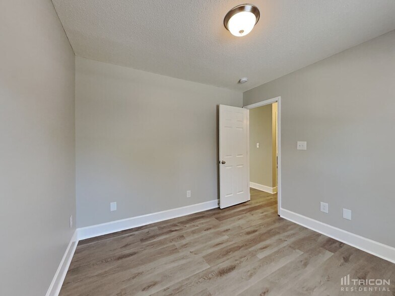 Building Photo - 1412 Grovewood Dr