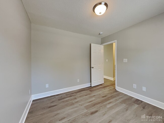 Building Photo - 1412 Grovewood Dr