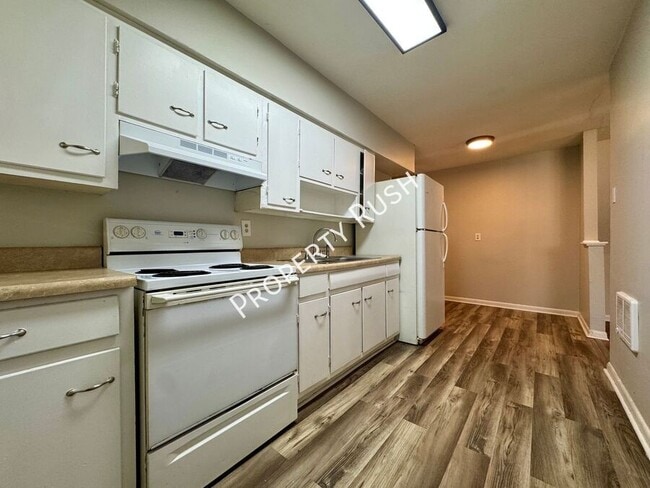 Building Photo - 1014 N Larchmont Dr