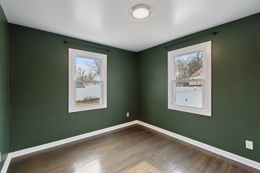 Building Photo - 14615 Crescent Dr