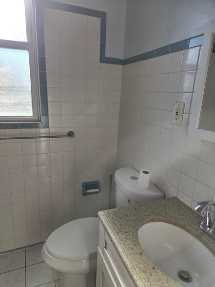 Building Photo - 558 S 7th Ave