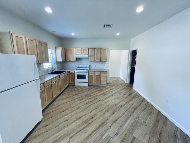 Building Photo - 1501 Akron Dr