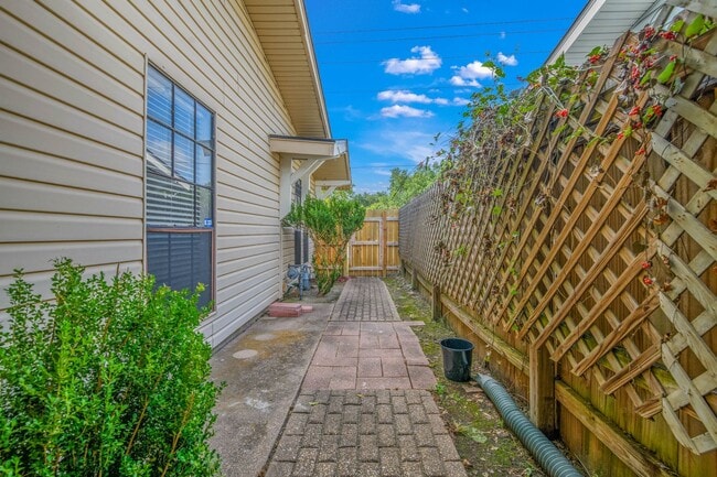 Building Photo - Precious 2/1 Townhome w/ Yard & Garage Available Now!