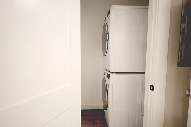 Building Photo - 701 E 2nd St