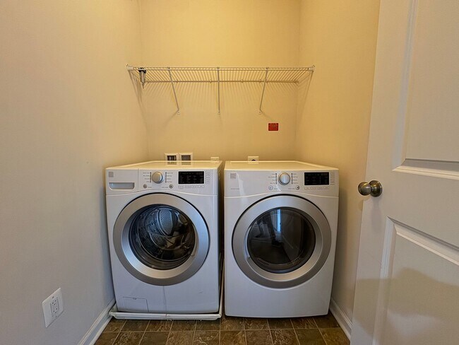 Building Photo - Luxurious 3 Bed 2.5 Bath End-Unit Townhome...