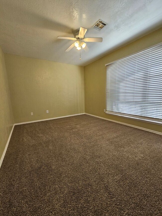 Building Photo - (3) Bed/(2) Bath in West Norman! Avail NOW!