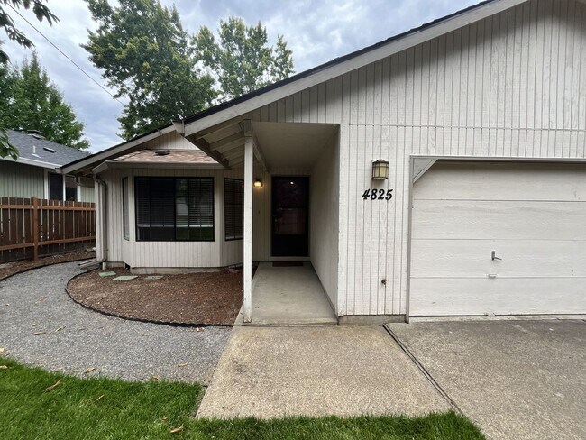 Building Photo - Comfortable Single-Level Living in Southwest Portland with Vaulted Ceilings, Spacious Backyard & ...