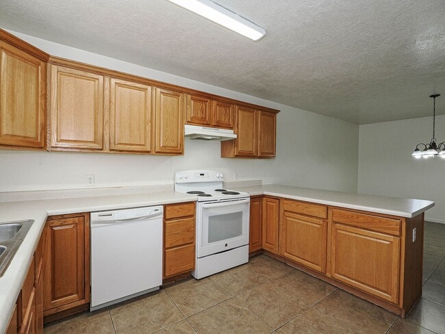 Building Photo - 2 Bedroom, 2 Bathroom Home