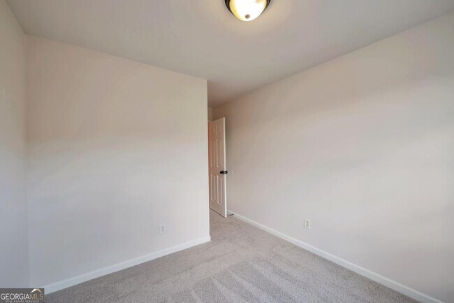 Building Photo - 6338 Hickory Ln Cir